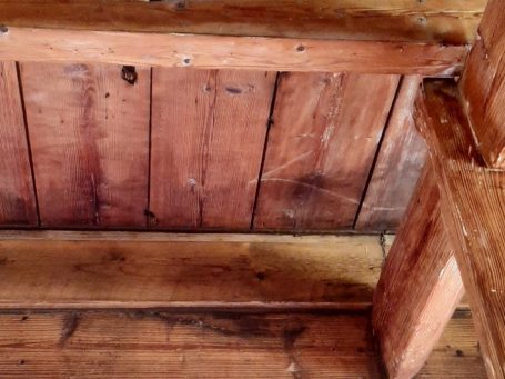 Huisnr. Zalkerdijk 63 oorlogsschade in balken